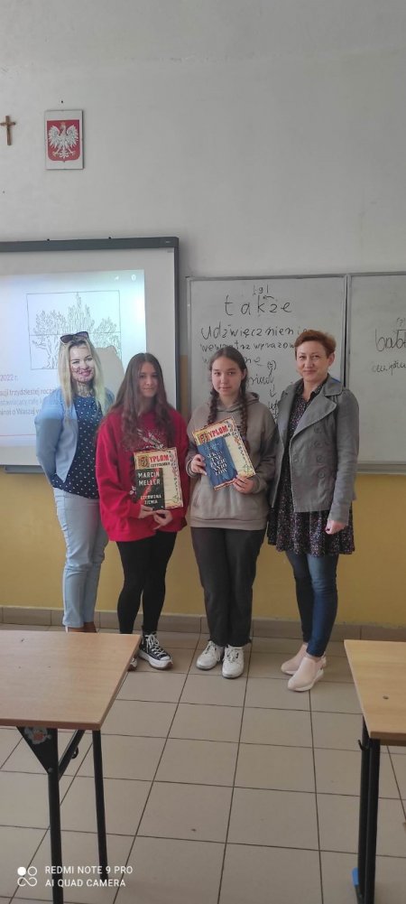 uczniowie otrzymują nagrody za czytelnictwo