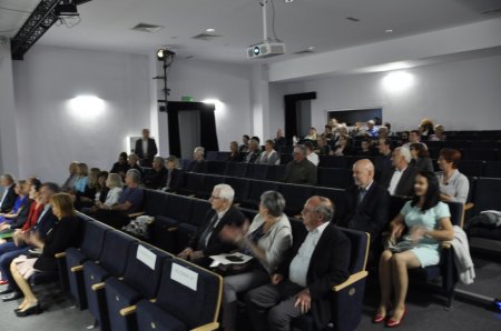 Sala widowiskowa Huty Kultury i siedzący uczestnicy spotkania