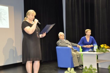 Bibliotekarz Marta walczuk czyta na scenie biogram Antoniego Franeckiego