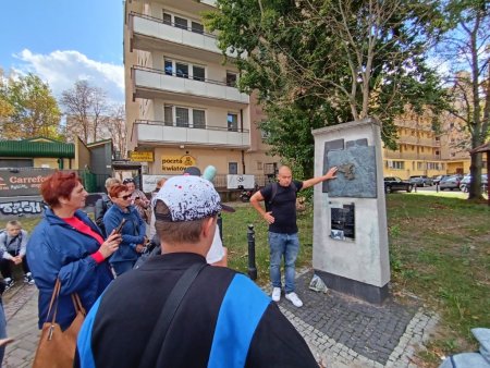 Grupa w miejscu gdzie przebiegał mur getta warszawskiego