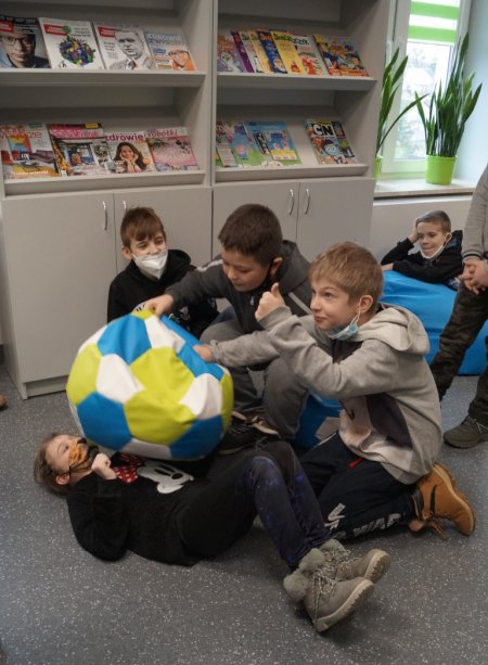 Dzieci pokazują tytuł książki, zabawa w kalambury