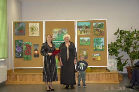 Autorka obrazów wraz z prowadzącą 