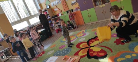 Dzieci rzucają pączkiem do celu