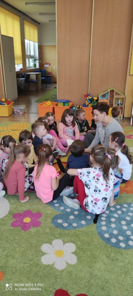 Dzieci słuchaja kolejnej opowieści