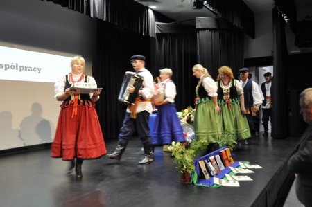 Zespół Bokoryna wchodzi na scenę z tortem ii śpiewa autorowi 100 lat