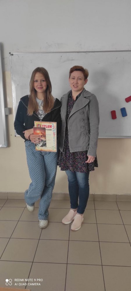 uczniowie otrzymują nagrody za czytelnictwo