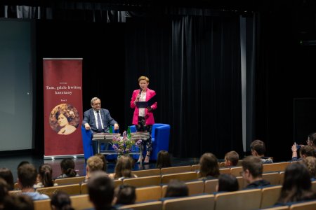 Na scenie prowadząca przedstawia sylwetkę prof. dr. hab. Józefa Zająca