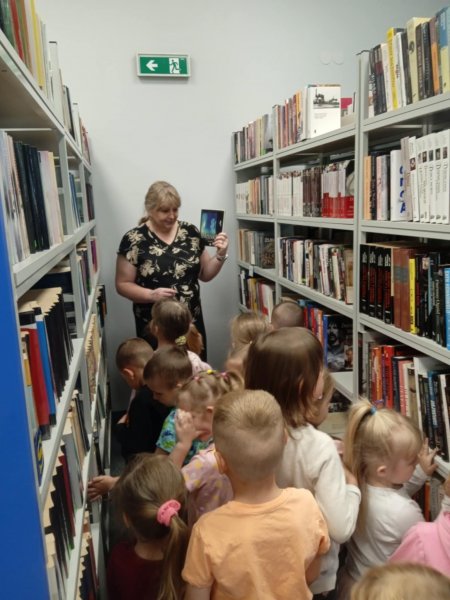 przedszkolaki miedzy regałami