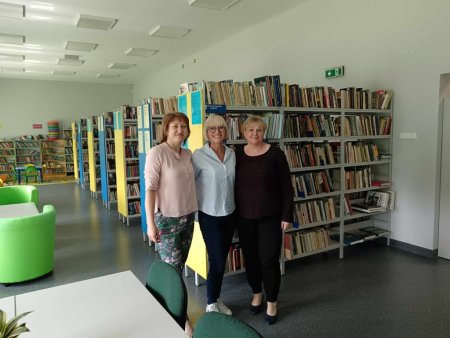 Iza Antosiewicz z pracownikami Biblioteki Publicznej