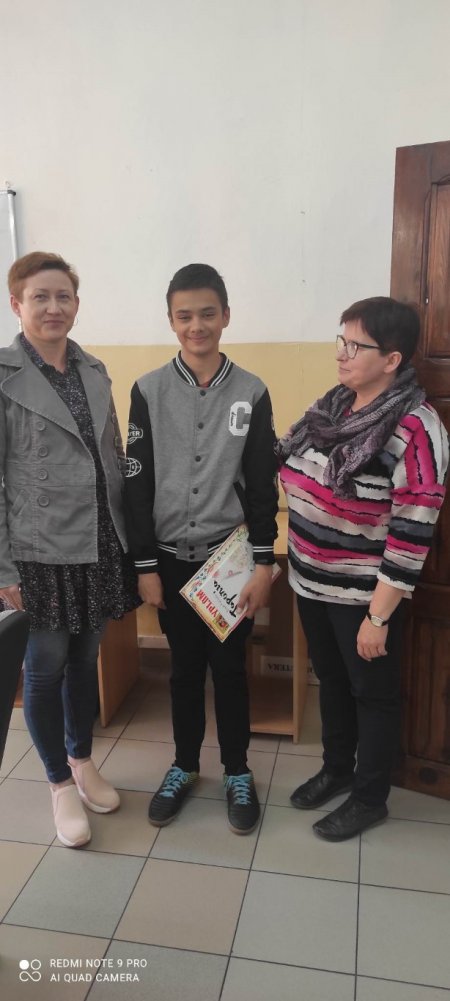 uczniowie otrzymują nagrody za czytelnictwo