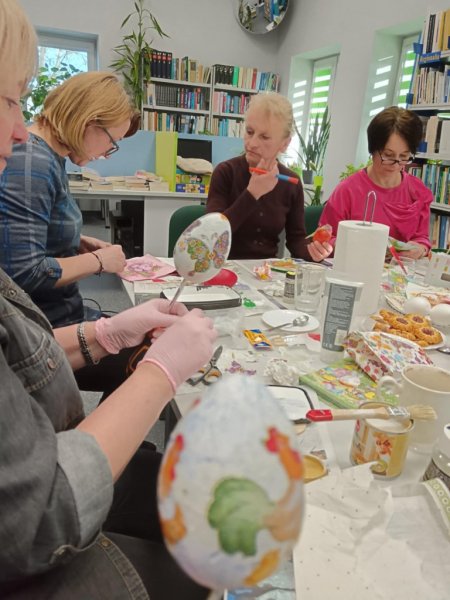 uczestniczki robią decoupage przy stole