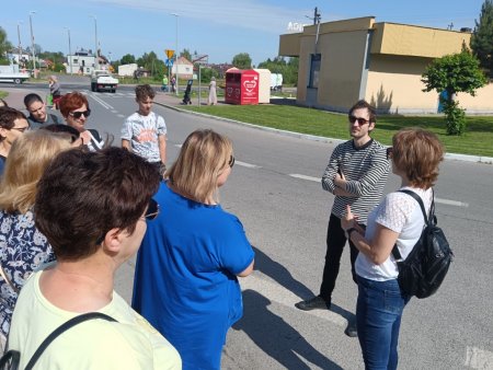 Rafał Hetman i uczestnicy spotkania na parkingu