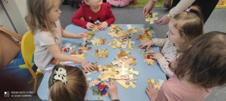 dzieci ukladają puzzle