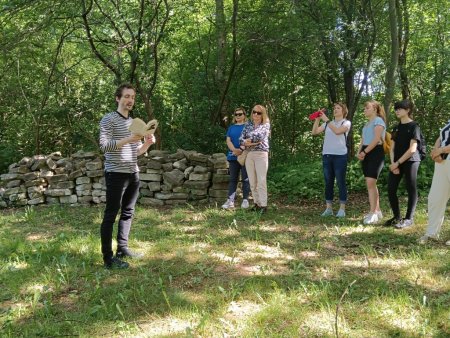 Rafał Hetman i uczestnicy spotkania na cmentarzu żydowskim