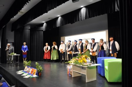 Na scenie zespół Bokoryna, prowadząca oraz przemawiający autor