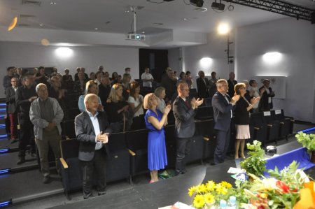 Uczestnicy spotkania z widowni na stojaco bija brawo autorowi
