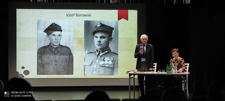 Tadeusz Borowski opowiaa o ksiące, w tle prezentacja multimedialna