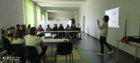 uczestnicy warsztatów Stop agresji słuchają prezentacji prowadzącej 