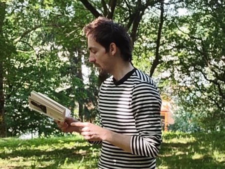 Rafał Hetman autor ksiązki Izbica Izbica czyta fragment uczestnikom spotkania