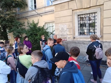 Przewodnik opowiada grupie wydarzenia z powstania warszawskiego