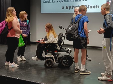 Uczestnicki na scenie z autorką