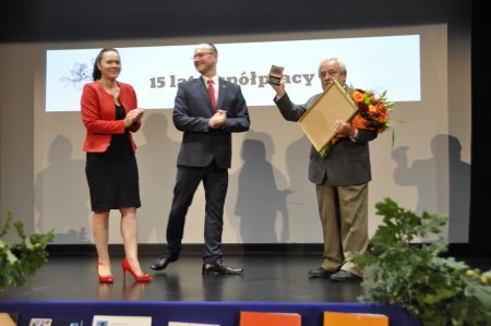 Przewodniczący Rady Powiatu i Dyrektor Wydziału Kultury Starostwa Powiatowego wręczają autorowi odznaczenie Zasłużony dla Kultury Powiatu