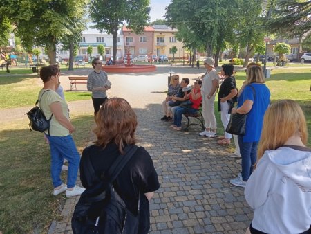 Rafał Hetman i uczestnicy spotkania na rynku w Izbicy