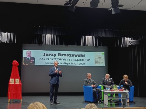 Na scenie przemawia wójt Jarosław Walczuk