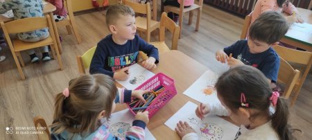 Dzieci malują kredkami pączki