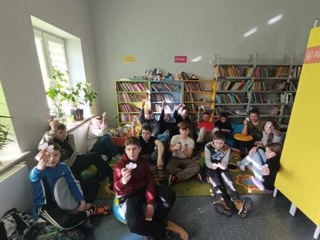 uczniowie pokazują znalzione serca