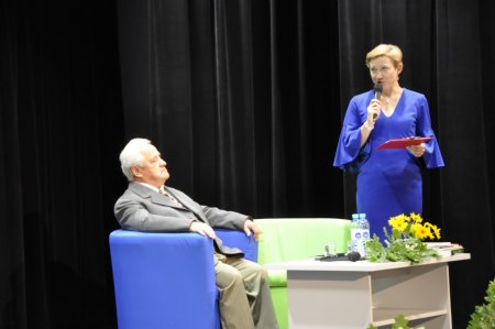 Prowadząca spotkanie przemawia, autor siedzi w fotelu