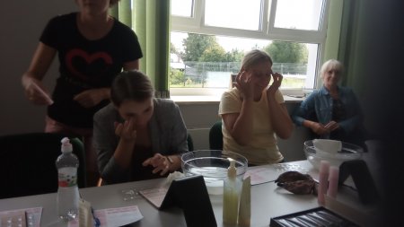 uczestniczki nakładają na twarz podkład