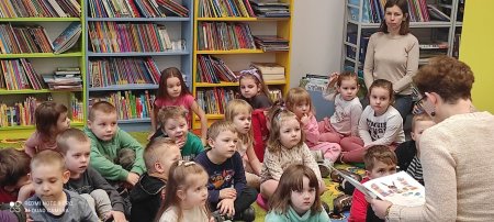 Dzieci słuchają czytanej bajki