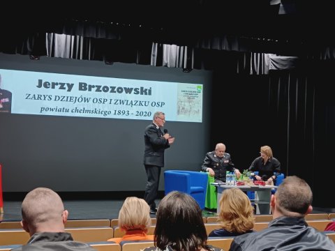 Na scenie przemawia Prezes kazimierz Smal