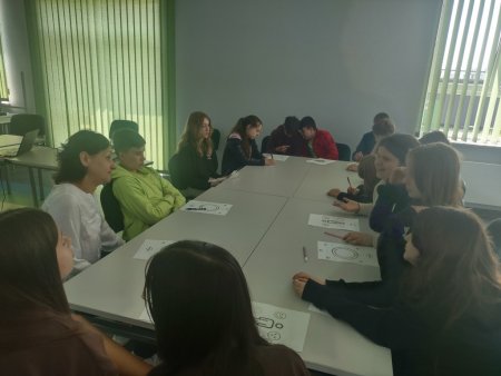 Uczestnicy w grupach pracują nad zadaniami