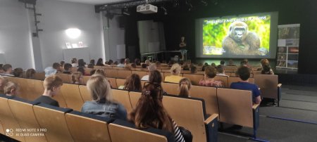 na scenie podróżnik Rbert Gondek prezentuje zdjęcia oraz opowiada o Afryce