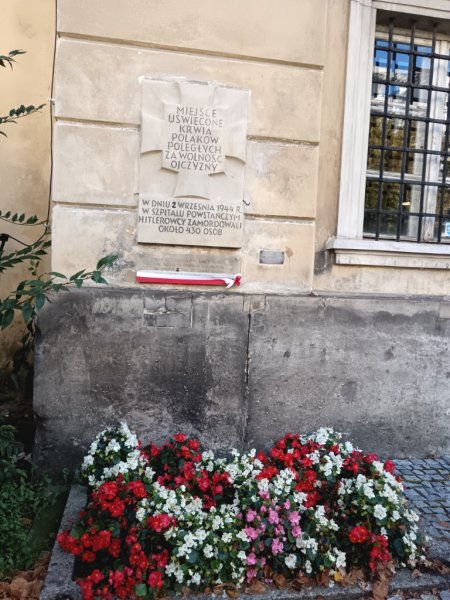 Tablica upamiętniająca ofiary szpitala