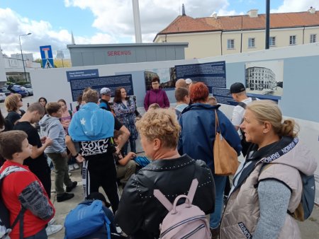 Grupa z przewodnikiem w miejscu przedwojennego placu Simonsa