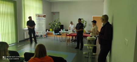 Policjanci mówią uczestnikom jakimi sposobami posługują się oszuści