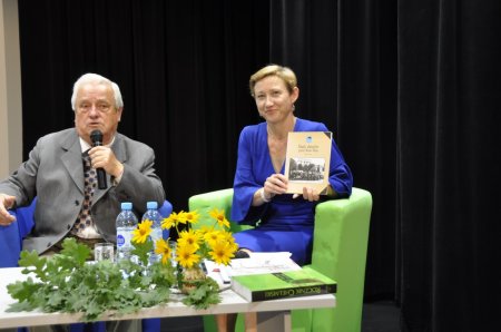 Na zdjęciu znajduja się Antoni Franecki oraz Marta Kordas siedzący na fotelach, rozmawiający