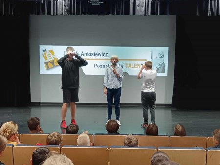 Na scenie Izabela antosiewicz i dwóch uczniów