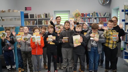 grupa uczestników zajęć stoi, w ręku trzymają nagrody.