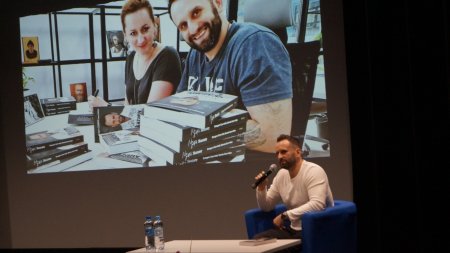 Na scenie autor, w tle zdjecie z żoną oraz ksiązki Nie jesteś skazany