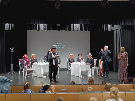 Dyrektor biblioteki zapowiada wytęp grupy UTW