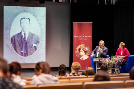profesor opowiada o osobach na wyswietlanych zdjęciach