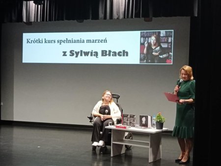 Autorka z prowadzącą na scenie