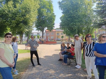 Rafał Hetman i uczestnicy spotkania na rynku w Izbicy