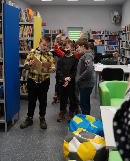 Dzieci stoją i śpiewają wiersz na wybraną melodię