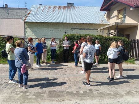 Rafał Hetman i uczestnicy spotkania w miejscu gdzie stał dom Toiviego Blatta