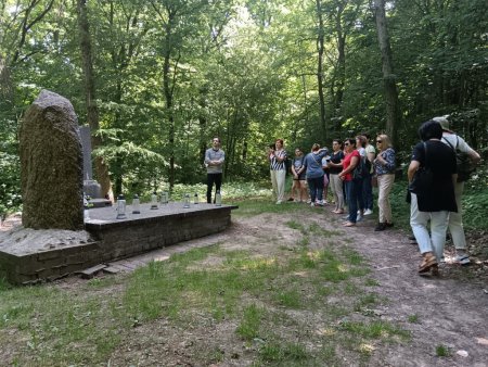 Rafał Hetman i uczestnicy spotkania na cmentarzu żydowskim, grób ks. Pawłowskiego